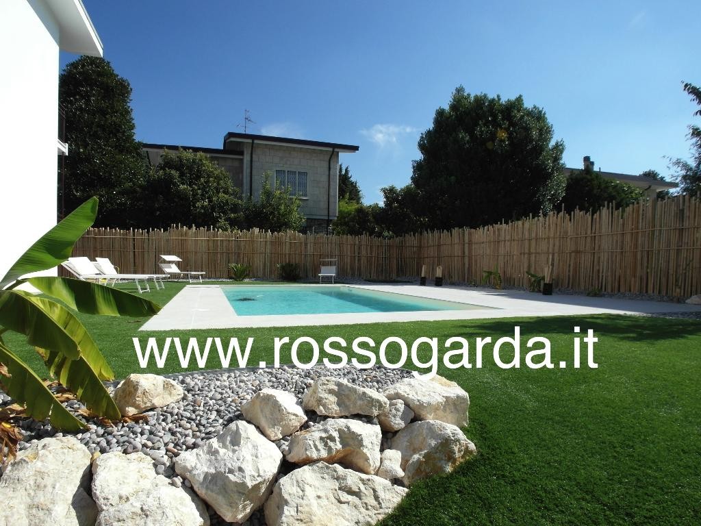 Residence di 4/5 appartamenti con Piscina e Vista Lago in Vendita a Desenzano ideale B&B o affitti brevi.
