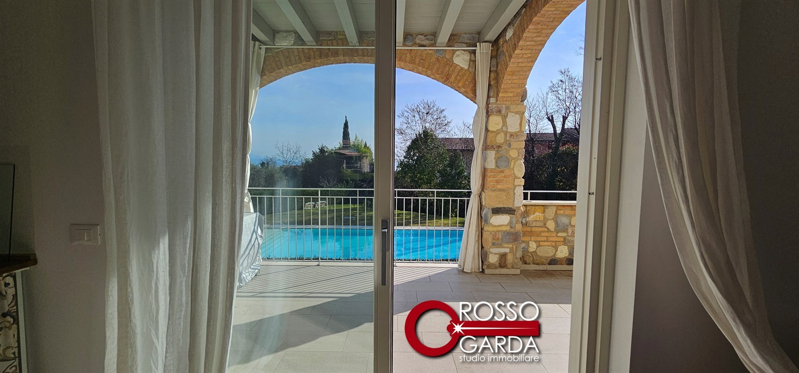 Sfizioso appartamento in recente residence con piscina in vendita in collina a Polpenazze del Garda